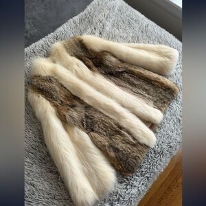 Coyote fur and fox fur
Beautiful and puffy